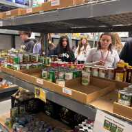 Neoyorquinos comienzan a recibir la totalidad de sus beneficios de SNAP mientras los bancos de alimentos en Long Island enfrentan una alta demanda