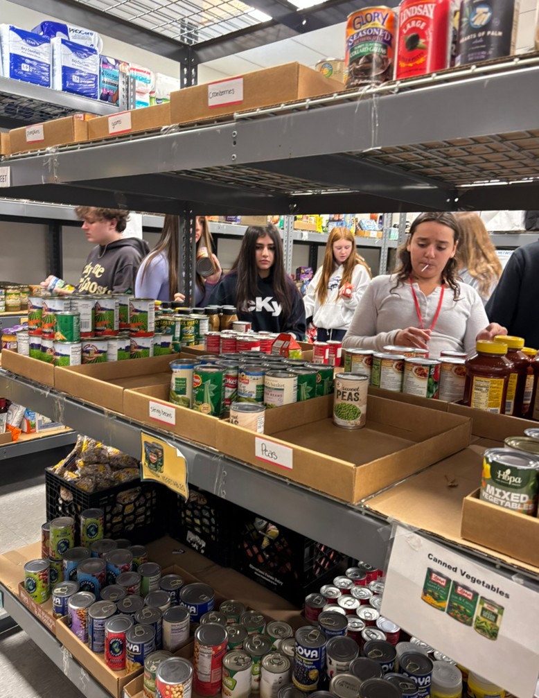 Neoyorquinos comienzan a recibir la totalidad de sus beneficios de SNAP mientras los bancos de alimentos en Long Island enfrentan una alta demanda