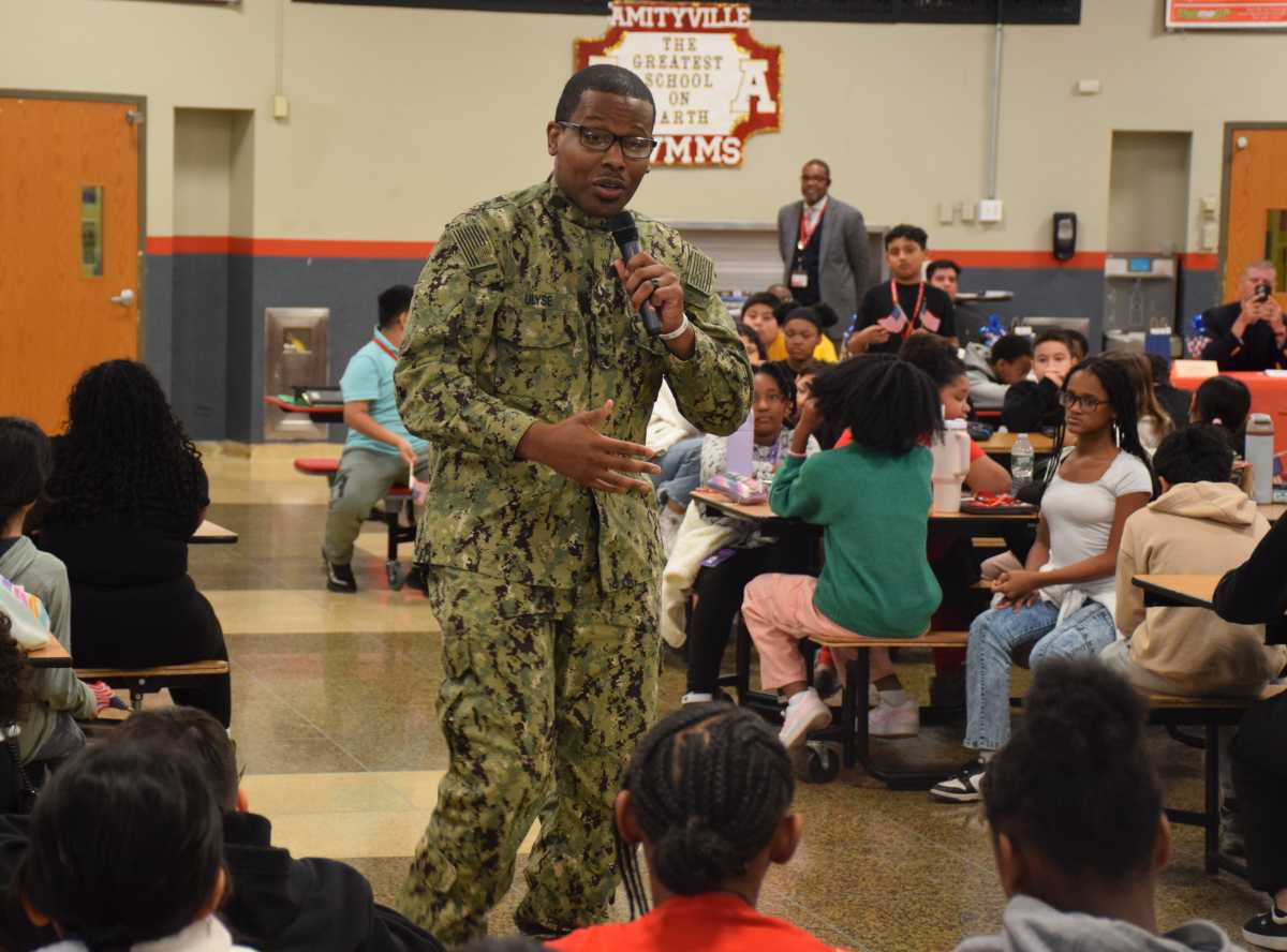 Celebran el 'Día de Agradecimiento a los Veteranos' en Edmund W. Miles Middle School
