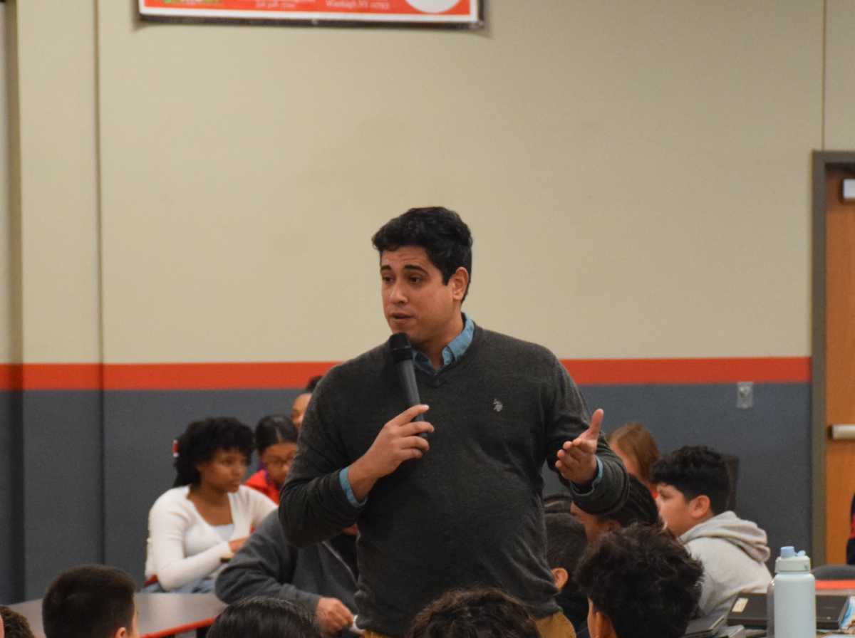 Celebran el 'Día de Agradecimiento a los Veteranos' en Edmund W. Miles Middle School