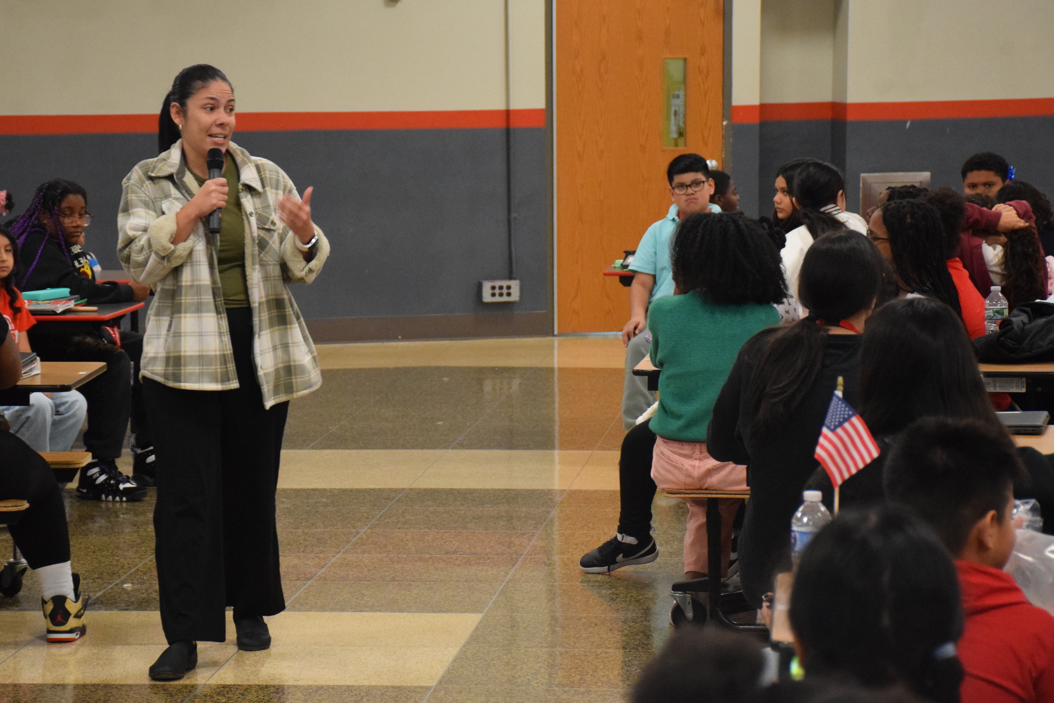 Celebran el 'Día de Agradecimiento a los Veteranos' en Edmund W. Miles Middle School