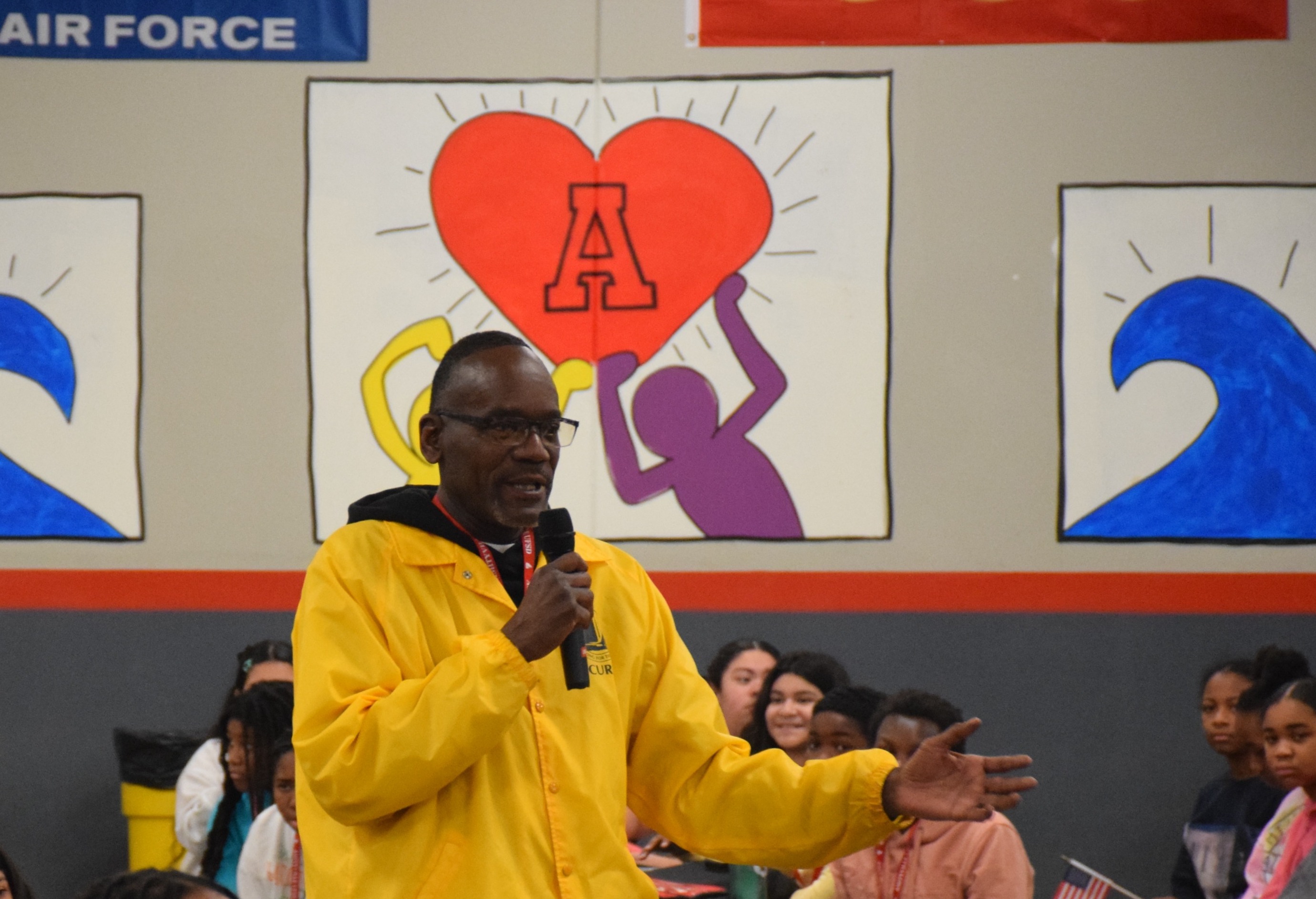 Celebran el 'Día de Agradecimiento a los Veteranos' en Edmund W. Miles Middle School