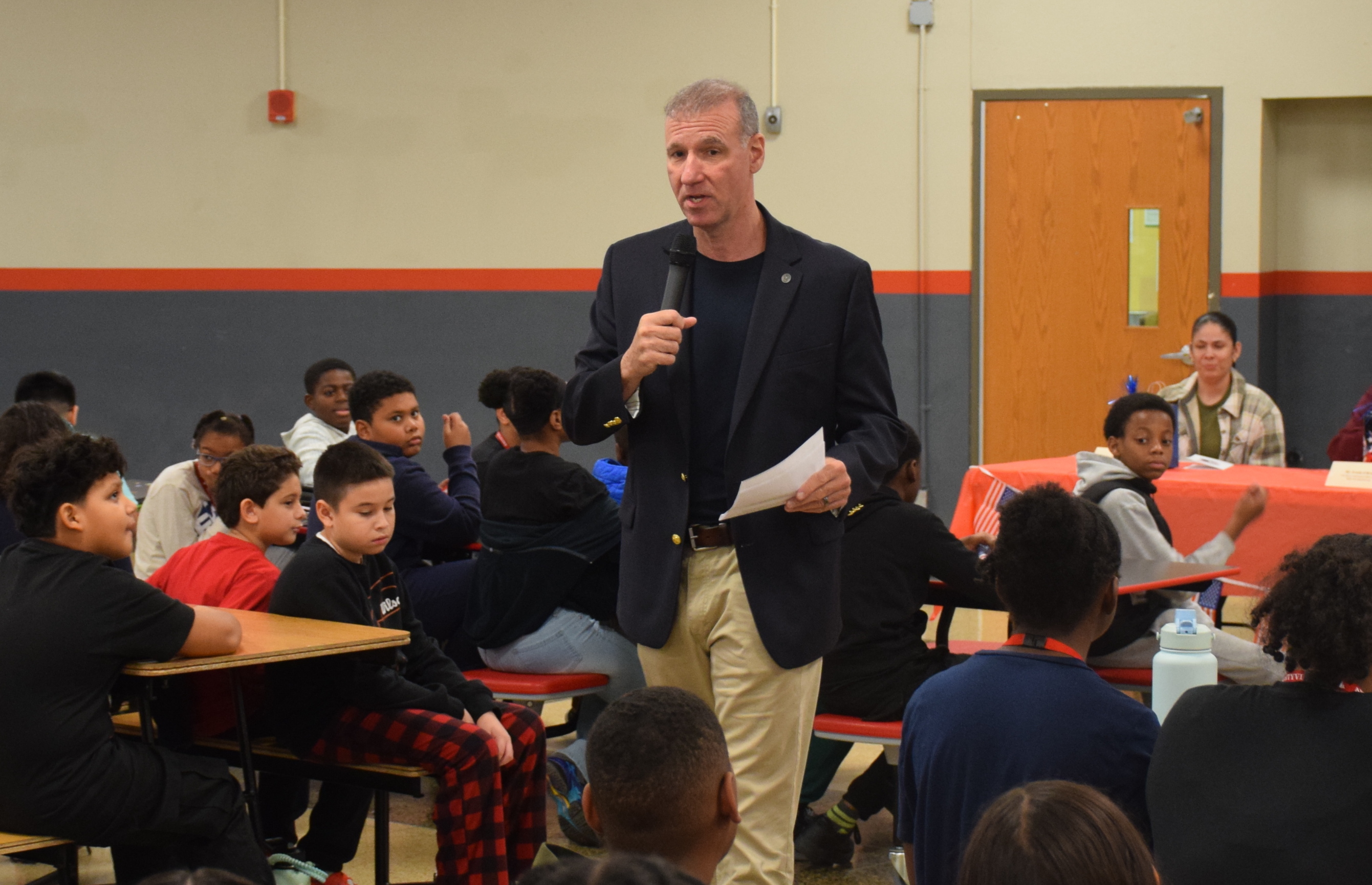 Celebran el 'Día de Agradecimiento a los Veteranos' en Edmund W. Miles Middle School