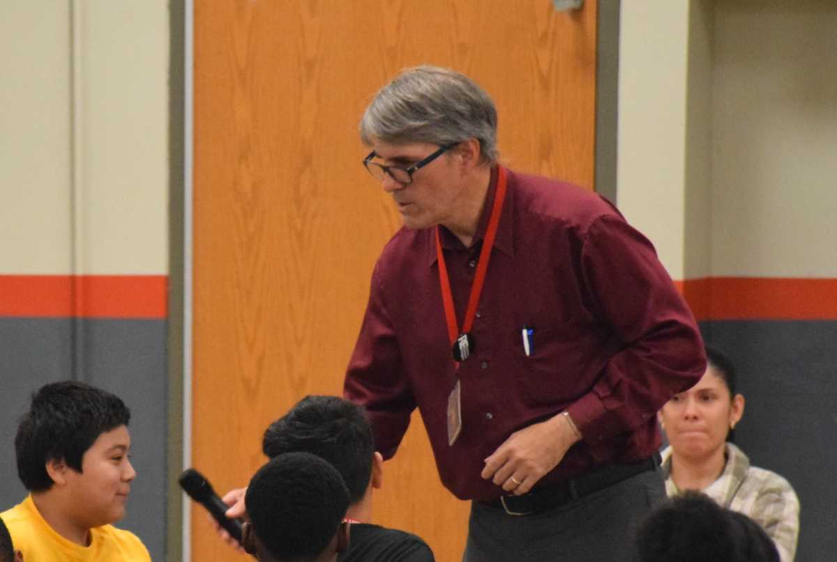 Celebran el 'Día de Agradecimiento a los Veteranos' en Edmund W. Miles Middle School