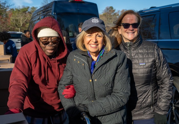 Islip Food for Hope establece récord repartiendo pavos y “cajas de amor” para Acción de Gracias