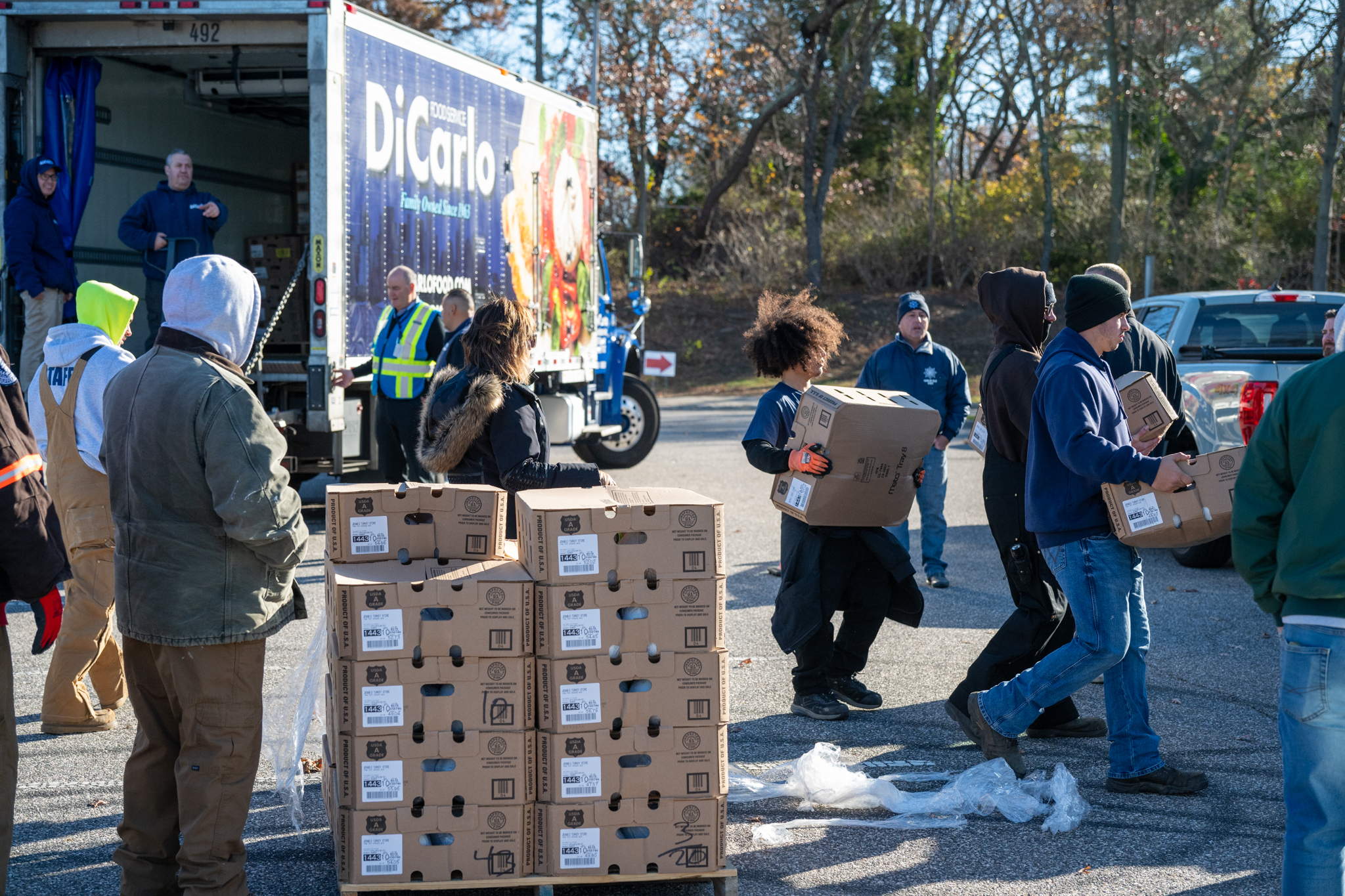 Islip Food for Hope establece récord repartiendo pavos y “cajas de amor” para Acción de Gracias