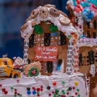 El pueblo de pan de jengibre más grande del mundo se exhibe en Nueva York