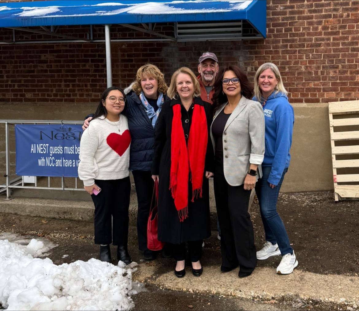 Legisladora Mulé entrega alimentos de la colecta navideña a The NEST en NCC