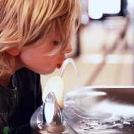 Más de 20 distritos escolares de Nassau tienen plomo en el agua potable