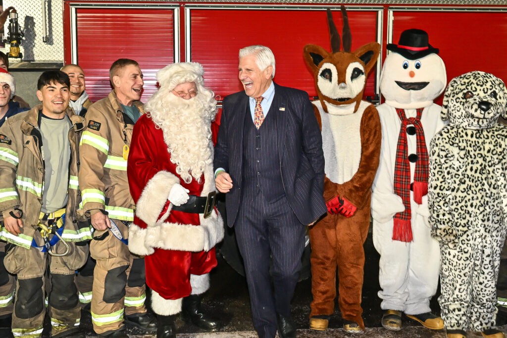 Ejecutivo de Nassau, Bruce Blakeman, celebró un concierto navideño y entregó juguetes en Uniondale