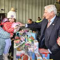 Ejecutivo de Nassau, Bruce Blakeman, celebró un concierto navideño y entregó juguetes en Uniondale