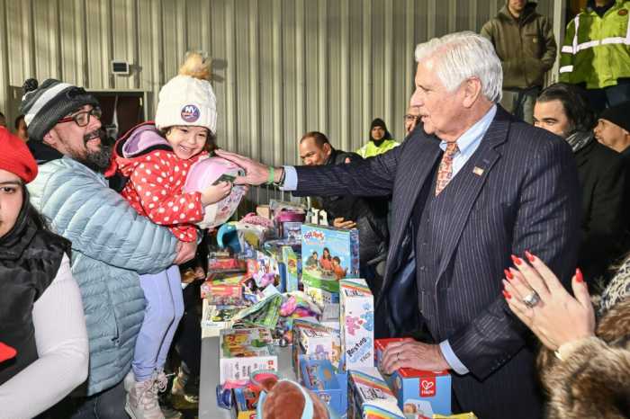 Ejecutivo de Nassau, Bruce Blakeman, celebró un concierto navideño y entregó juguetes en Uniondale