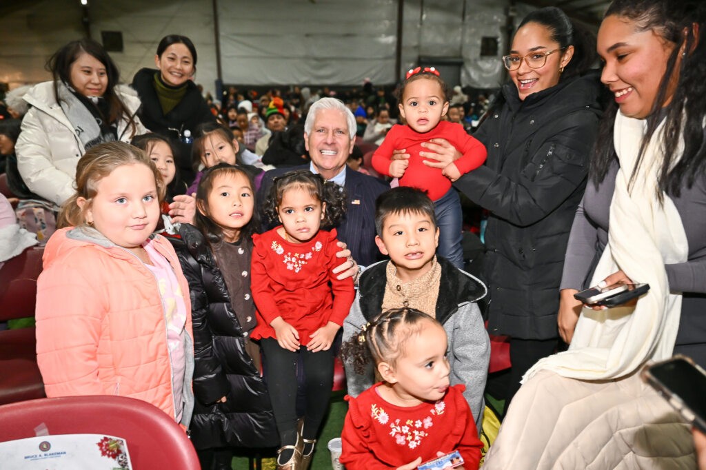 Ejecutivo de Nassau, Bruce Blakeman, celebró un concierto navideño y entregó juguetes en Uniondale