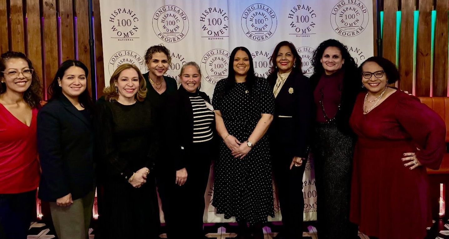 Legisladora electa Cynthia Nuñez celebra las fiestas con 100 Hispanic Women