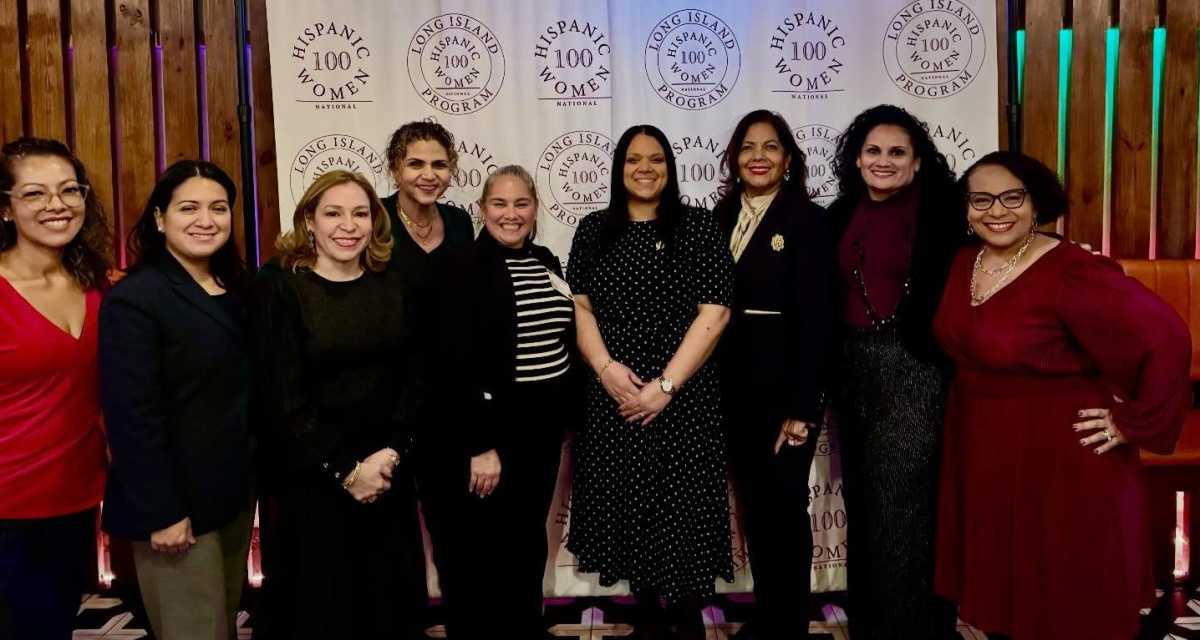 Legisladora electa Cynthia Nuñez celebra las fiestas con 100 Hispanic Women