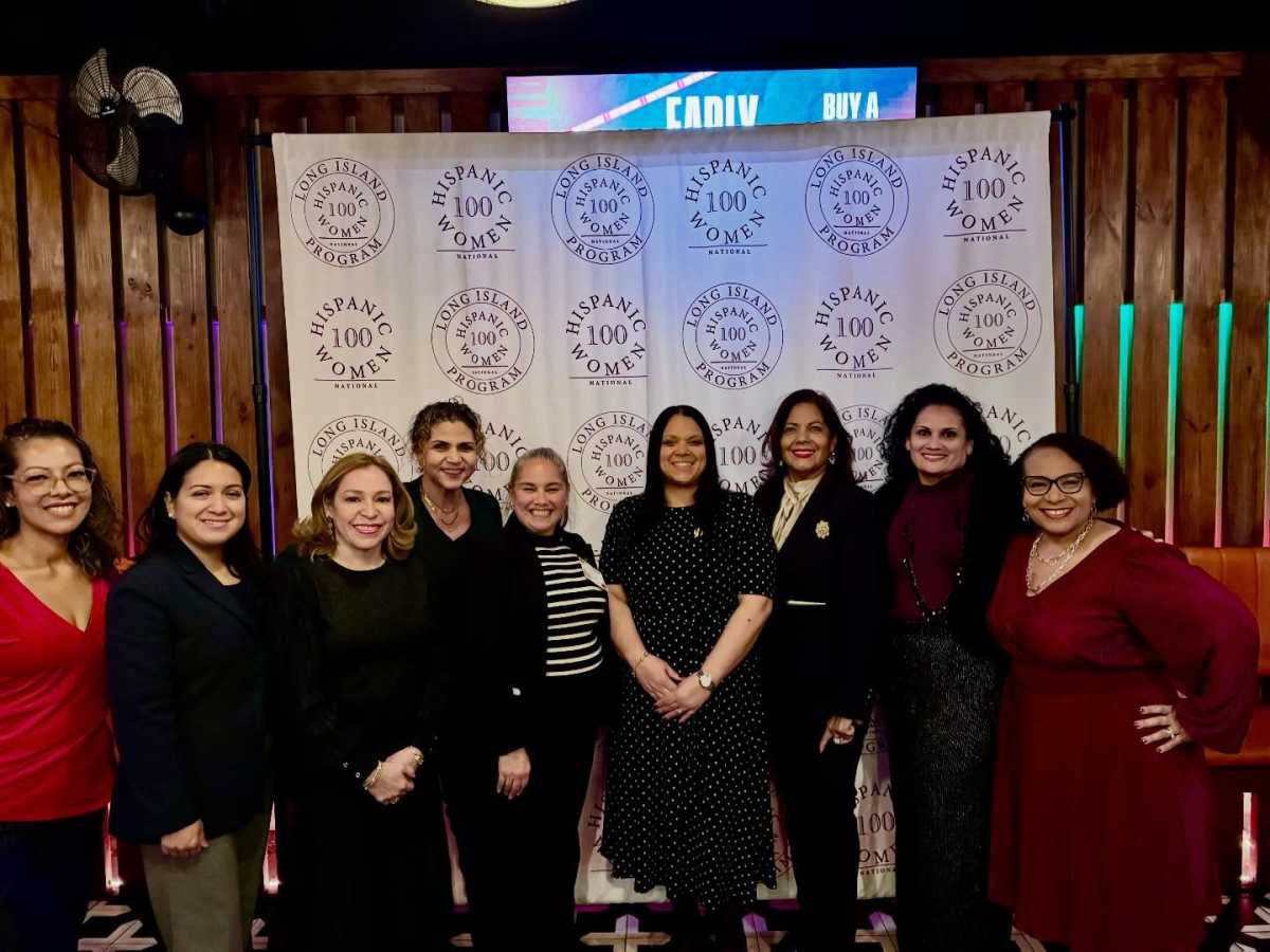 Legisladora electa Cynthia Nuñez celebra las fiestas con 100 Hispanic Women