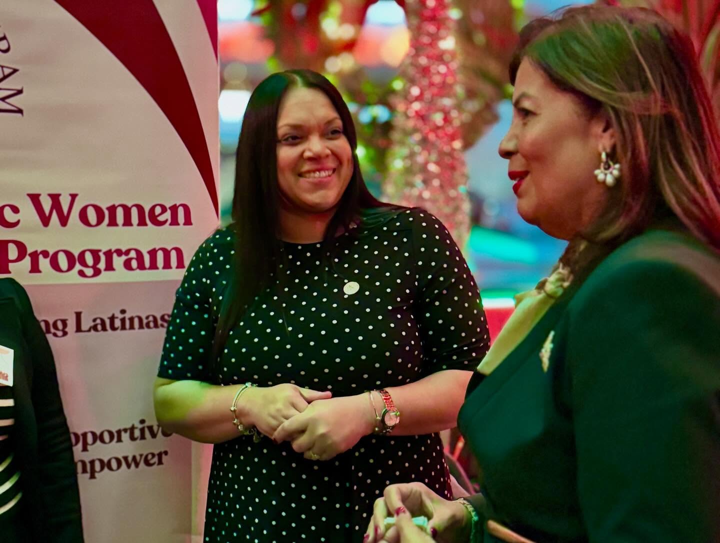 Legisladora electa Cynthia Nuñez celebra las fiestas con 100 Hispanic Women