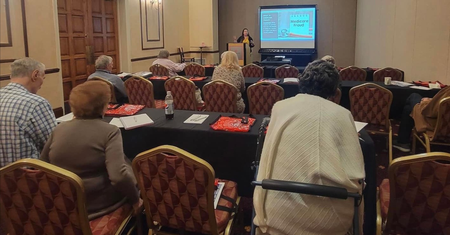 Alertan sobre estafas de tarjetas de Medicare en mes de diciembre