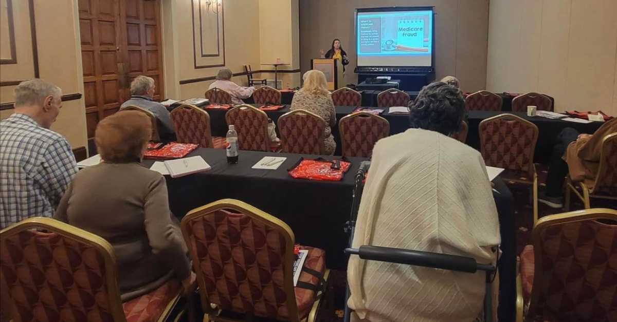 Alertan sobre estafas de tarjetas de Medicare en mes de diciembre
