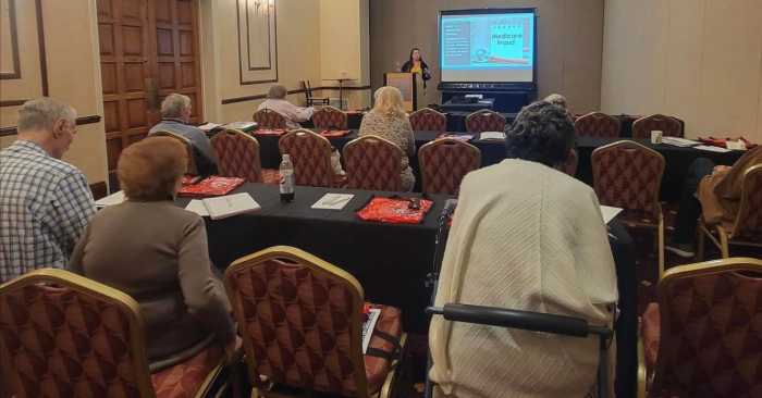 Alertan sobre estafas de tarjetas de Medicare en mes de diciembre