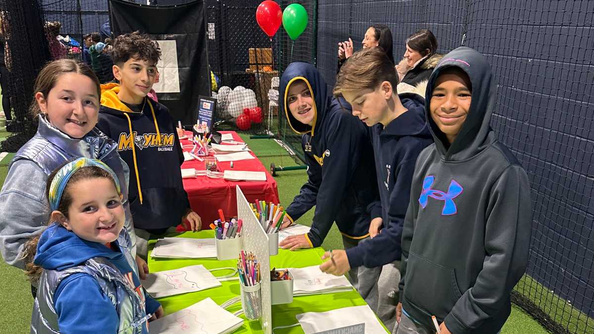 Legislador Koslow apoya campaña de donación de juguetes para niños de Mayhem Baseball