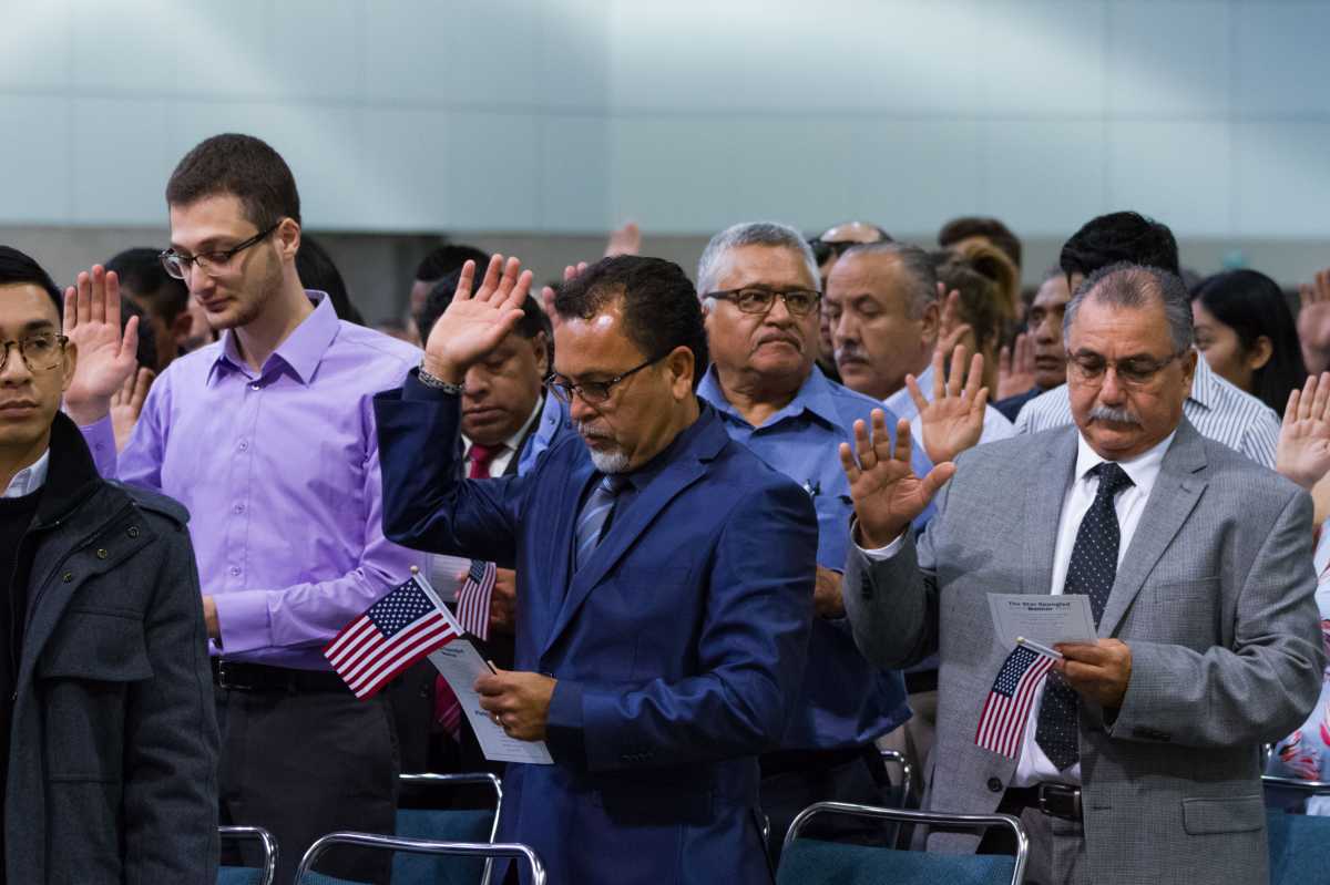 Entrevistas para la ciudadanía estadounidense canceladas en Long Island tras la pausa de USCIS