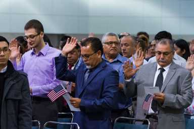 Entrevistas para la ciudadanía estadounidense canceladas en Long Island tras la pausa de USCIS