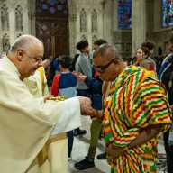 Temor a la deportación reduce la asistencia a iglesias hispanas en EEUU, según estudio