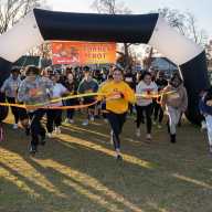 Uniondale High School organizó su primera colecta de alimentos "Turkey Trot"