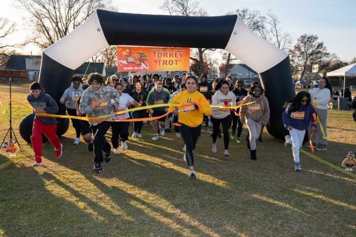 Uniondale High School organizó su primera colecta de alimentos "Turkey Trot"