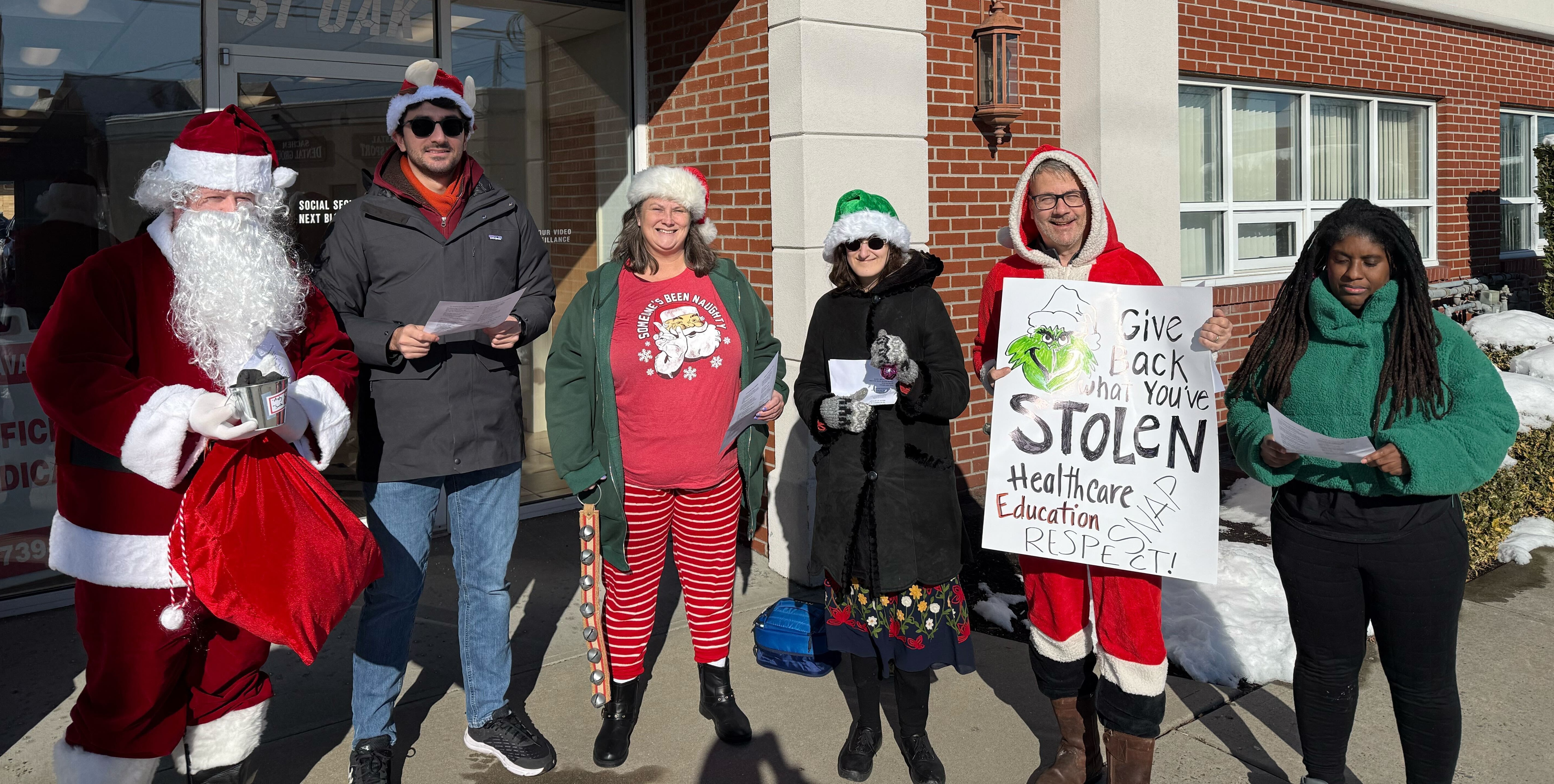 Protestan contra congresistas Garbarino y LaLota por dar exenciones fiscales a los ricos mientras recortan programas para la gente trabajadora