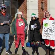 Protestan contra congresistas Garbarino y LaLota por dar exenciones fiscales a los ricos mientras recortan programas para la gente trabajadora