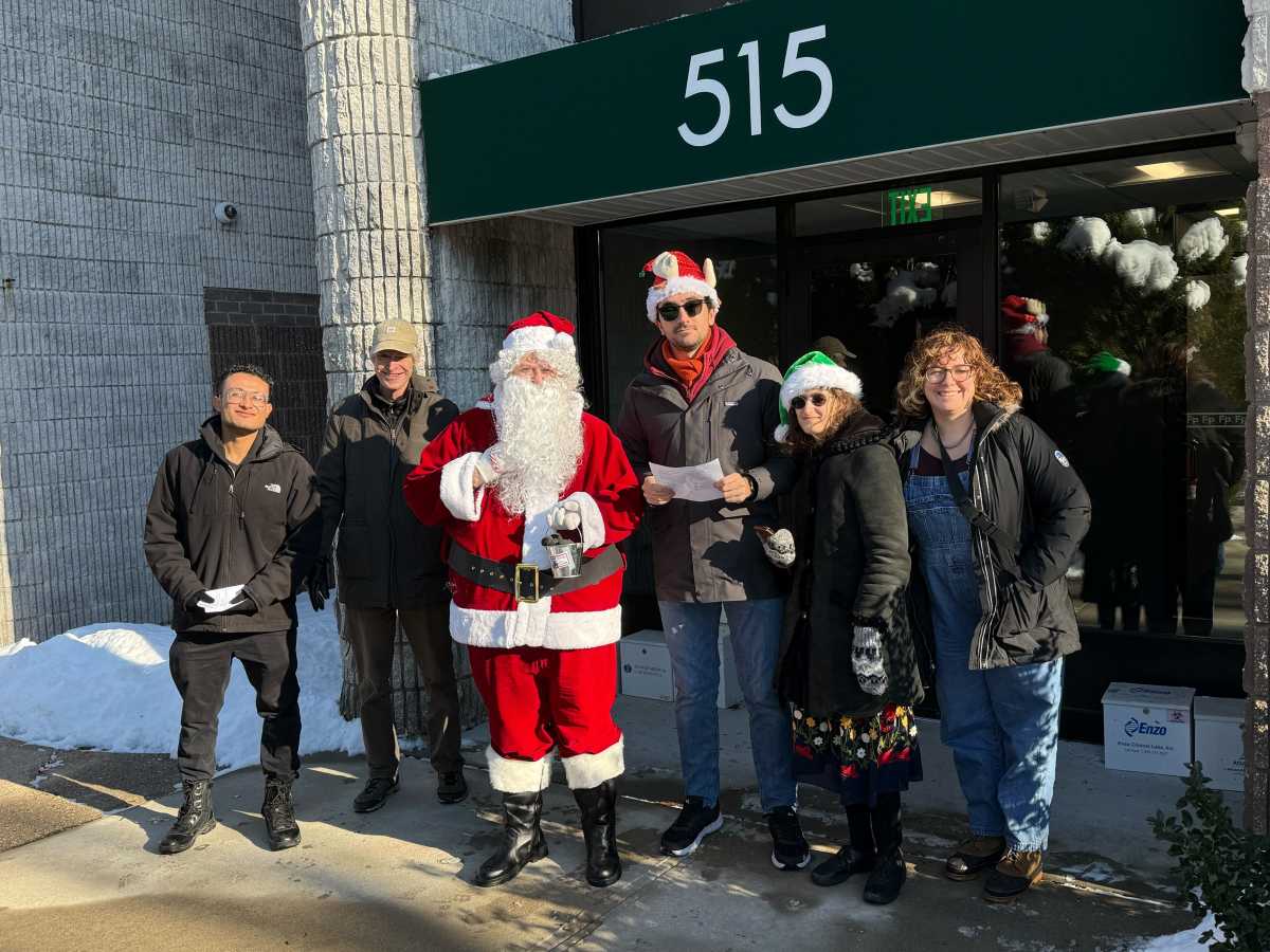 Protestan contra congresistas Garbarino y LaLota por dar exenciones fiscales a los ricos mientras recortan programas para la gente trabajadora