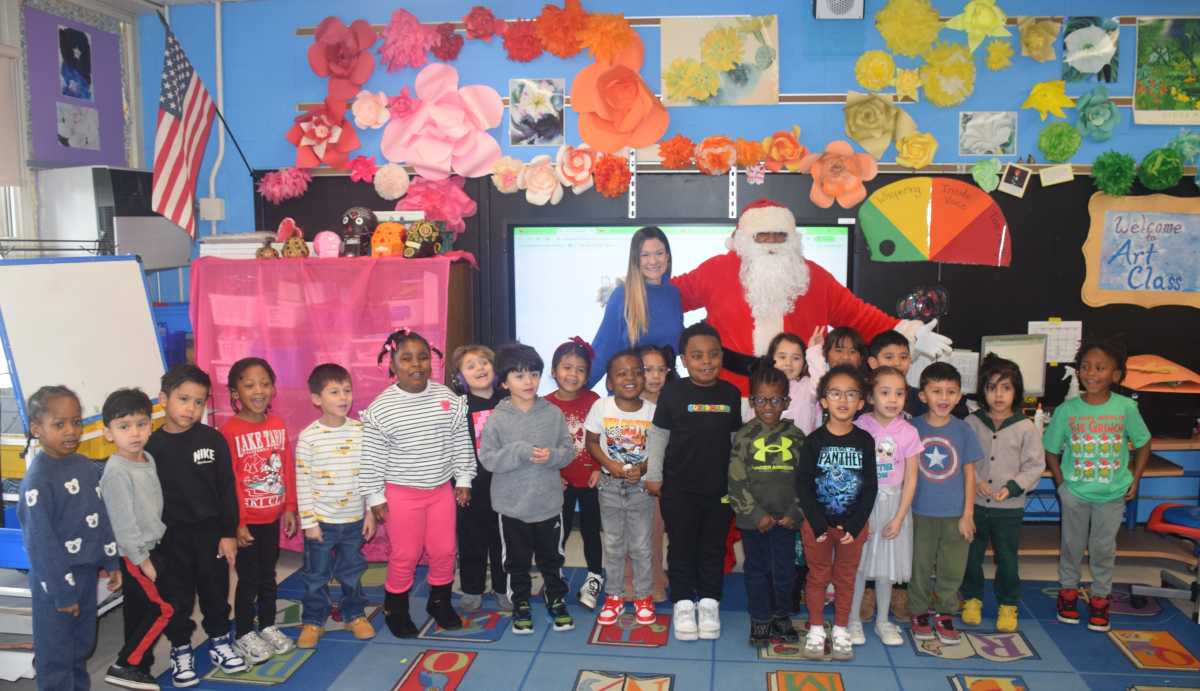 Santa Claus emociona en visita sorpresa a estudiantes de primaria de Amityville