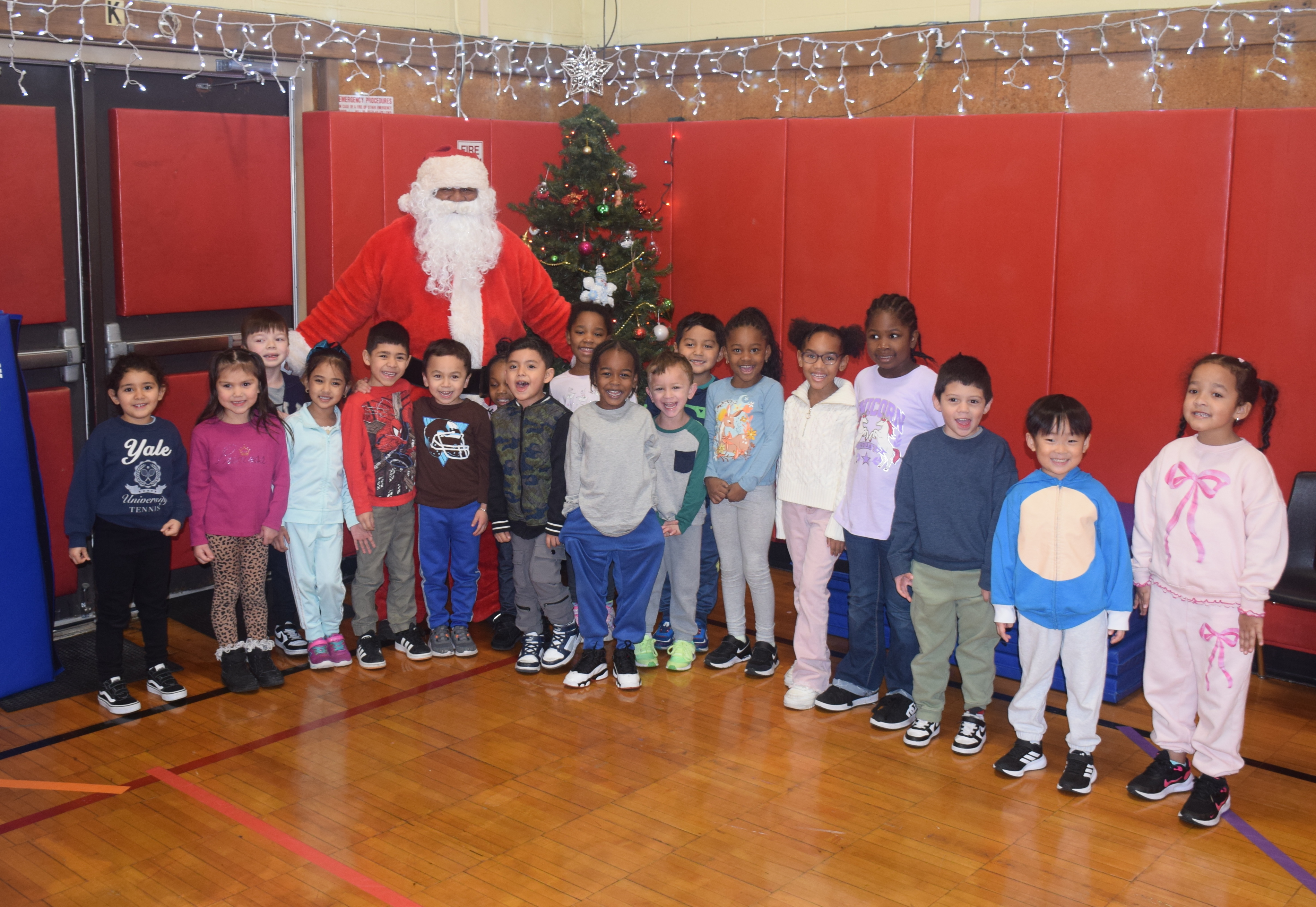 Santa Claus emociona en visita sorpresa a estudiantes de primaria de Amityville