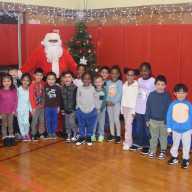 Santa Claus emociona en visita sorpresa a estudiantes de primaria de Amityville
