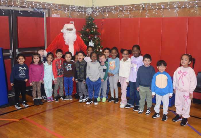 Santa Claus emociona en visita sorpresa a estudiantes de primaria de Amityville