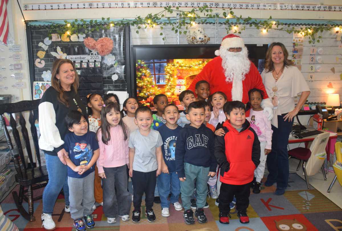 Santa Claus emociona en visita sorpresa a estudiantes de primaria de Amityville