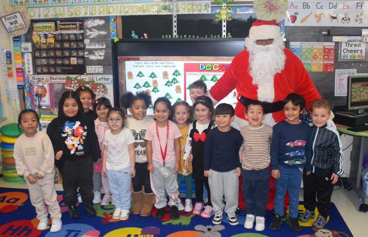 Santa Claus emociona en visita sorpresa a estudiantes de primaria de Amityville