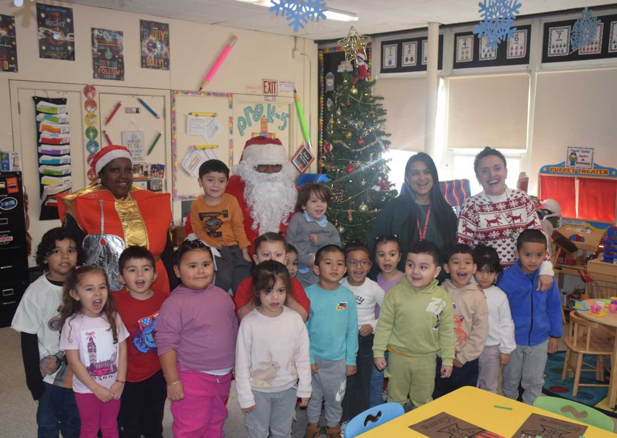 Santa Claus emociona en visita sorpresa a estudiantes de primaria de Amityville