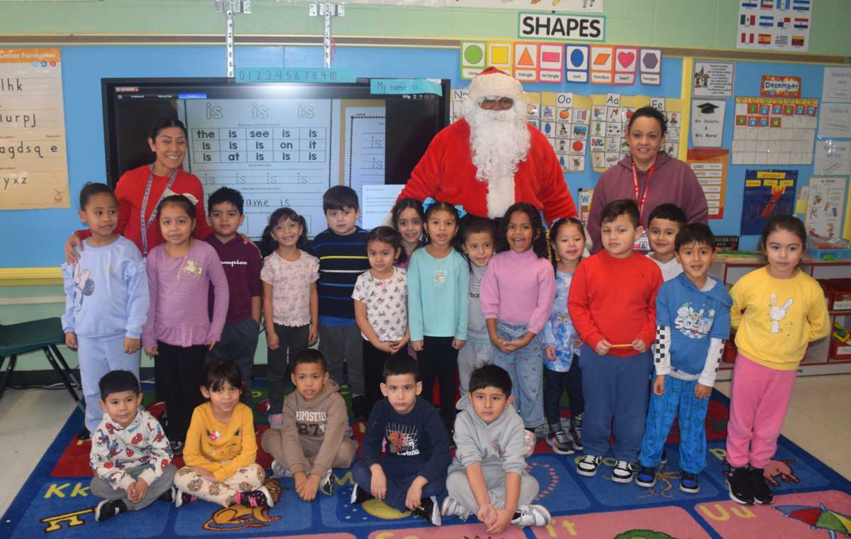 Santa Claus emociona en visita sorpresa a estudiantes de primaria de Amityville
