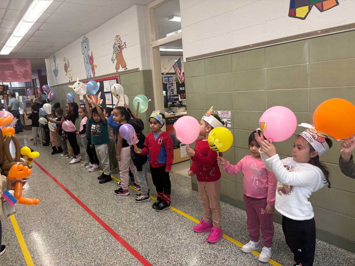 Escuelas primarias Northeast y Northwest celebran su desfile de "Acción de Gracias"
