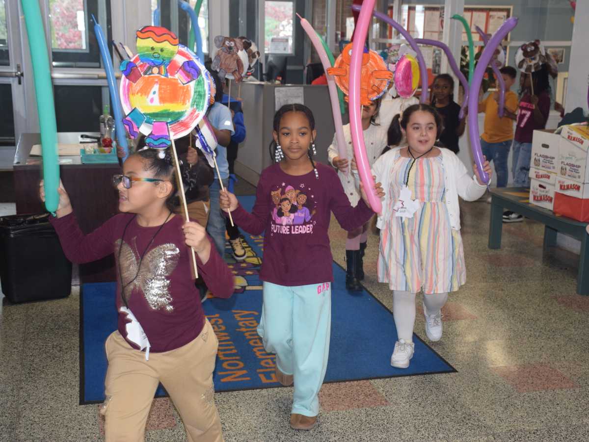 Escuelas primarias Northeast y Northwest celebran su desfile de "Acción de Gracias"