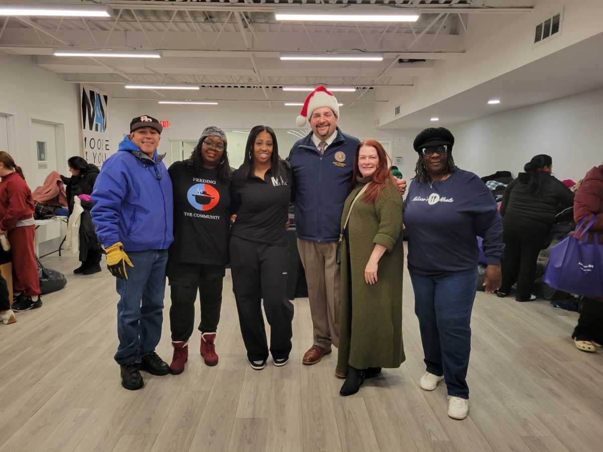 Legislador Koslow y organizaciones comunitarias entregaron abrigos en Freeport