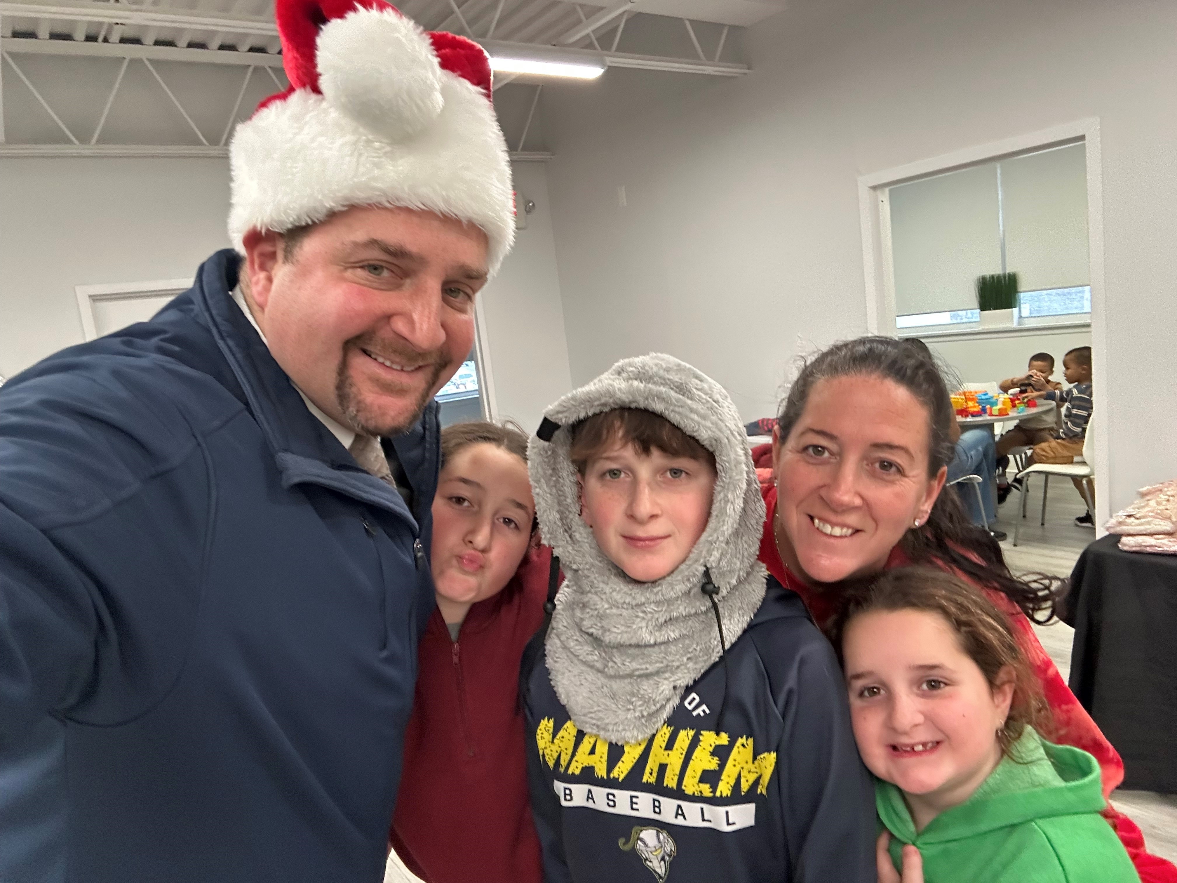 Legislador Koslow y organizaciones comunitarias entregaron abrigos en Freeport