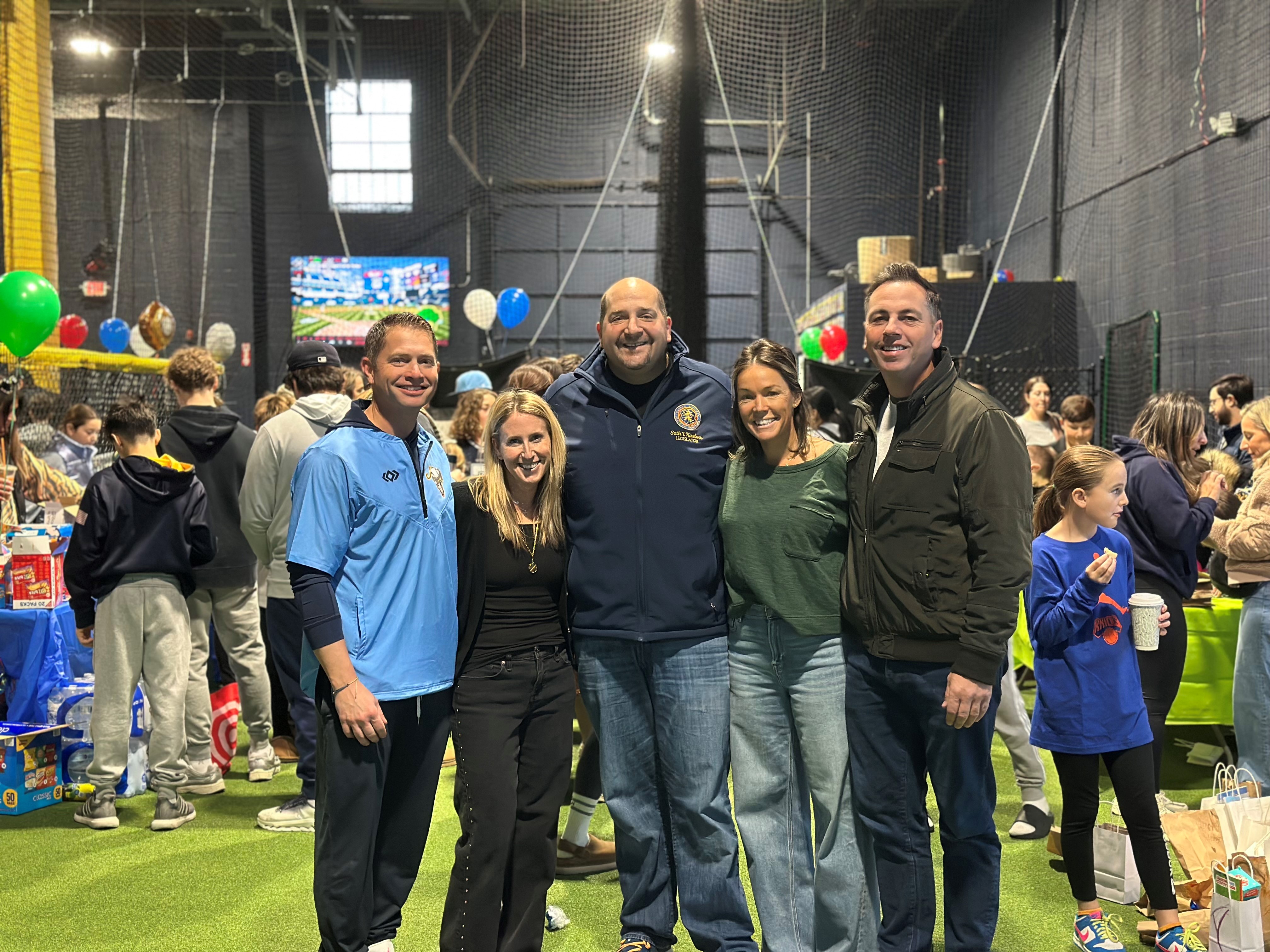 Legislador Koslow apoya campaña de donación de juguetes para niños de Mayhem Baseball