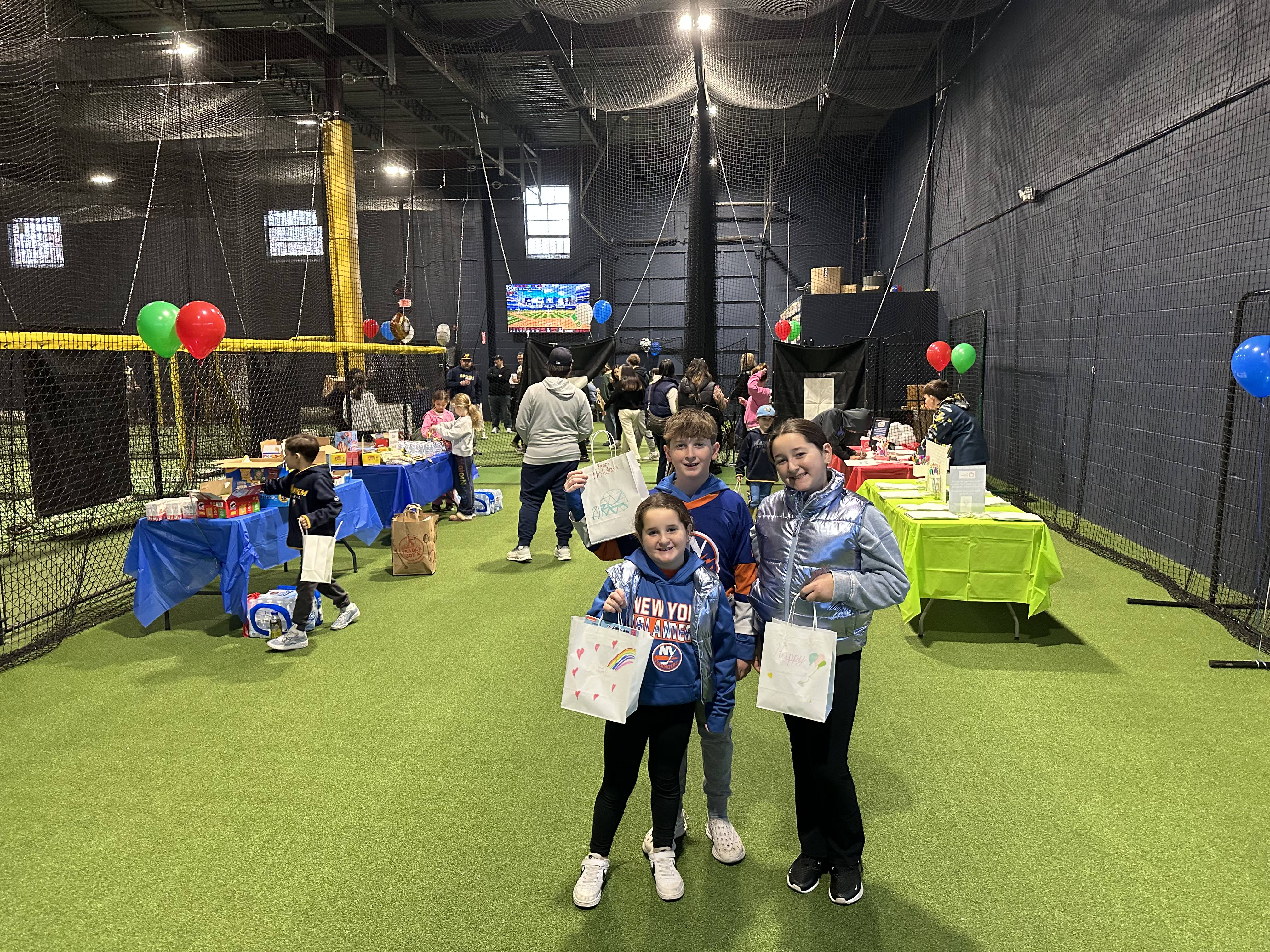 Legislador Koslow apoya campaña de donación de juguetes para niños de Mayhem Baseball