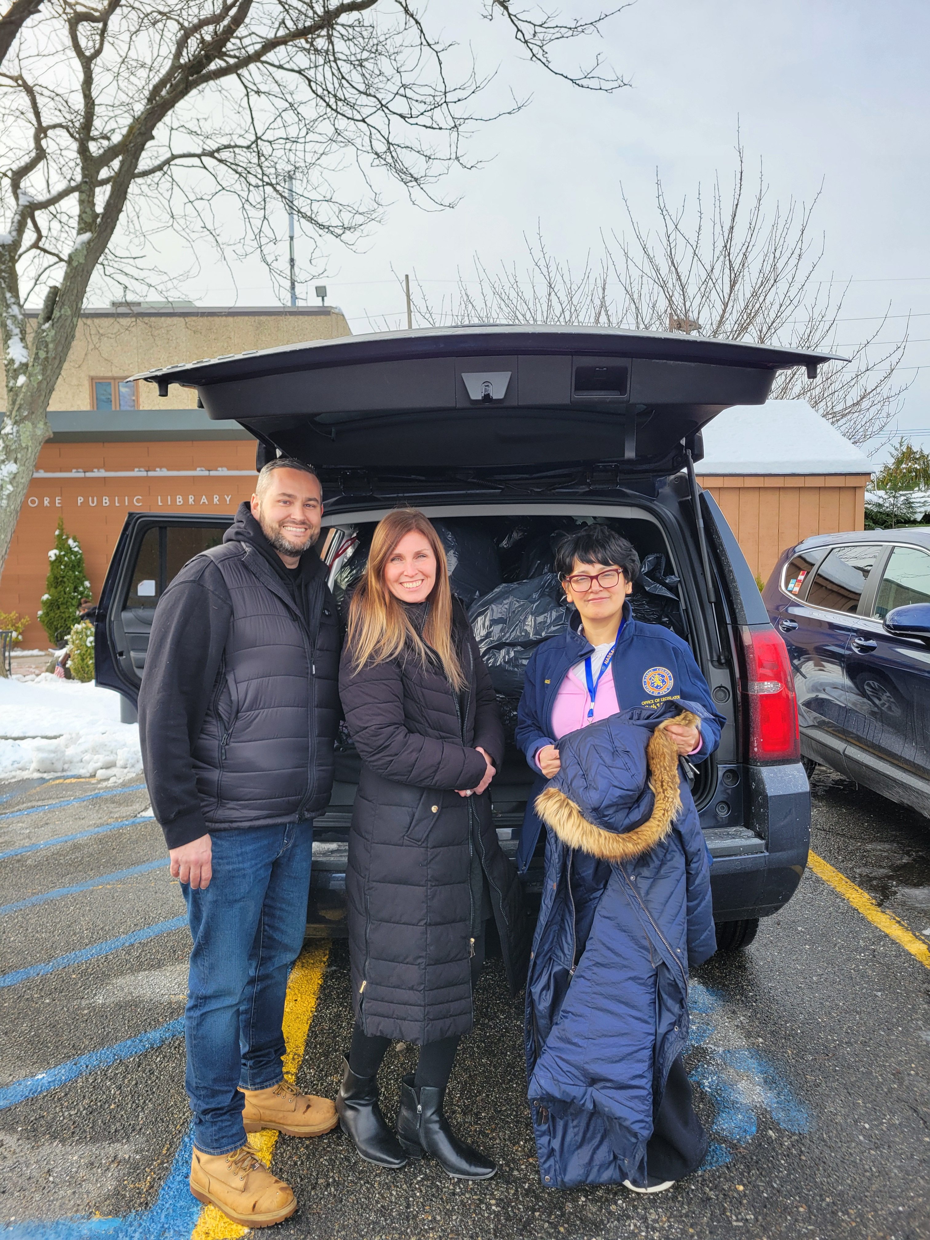 Legislador Koslow y organizaciones comunitarias entregaron abrigos en Freeport