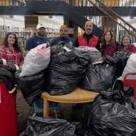 Distribuyen abrigos recolectados a la comunidad de Rockville Centre, Hempstead y Roosevelt