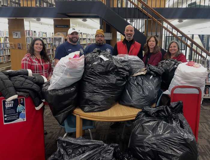 Distribuyen abrigos recolectados a la comunidad de Rockville Centre, Hempstead y Roosevelt